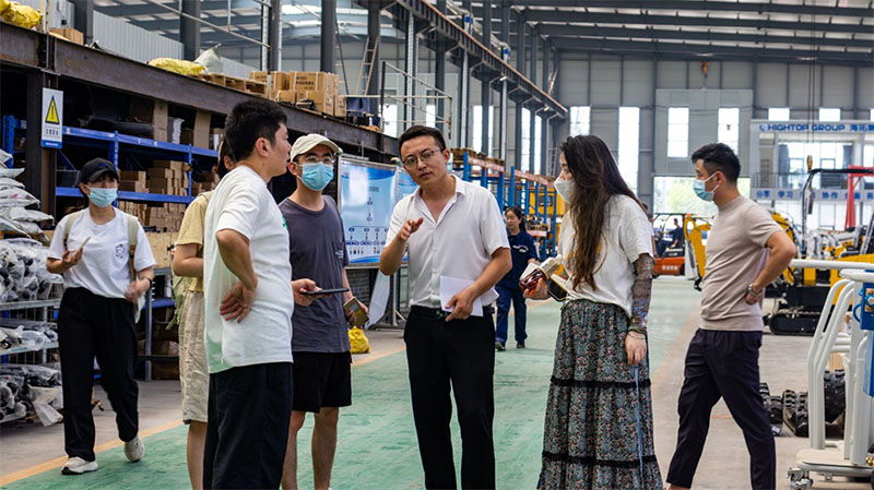 知名媒體蒞臨精拓工程機(jī)械做專訪報(bào)道